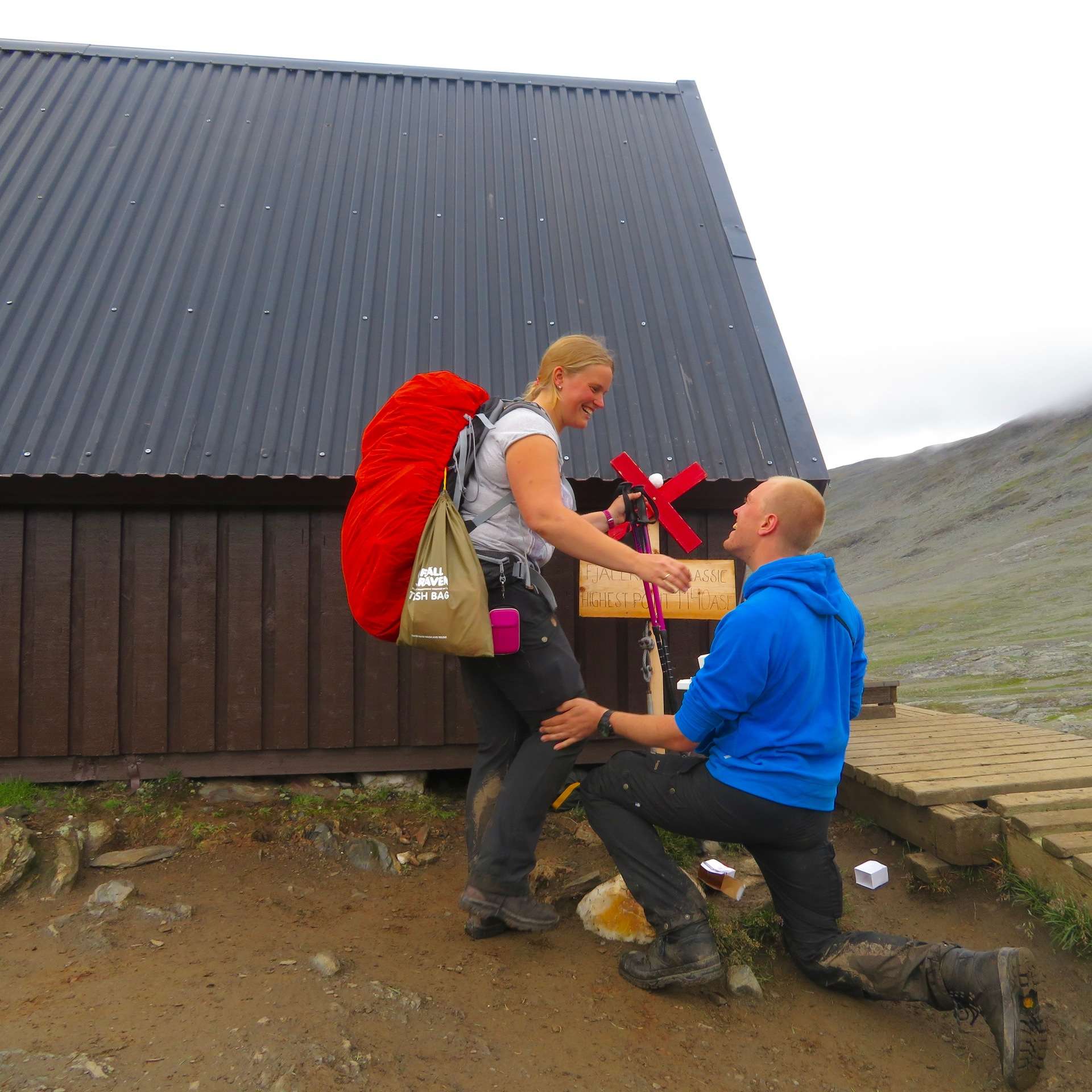 Harmen Roza decided to propose to his girlfriend Geeke Van Vijk at the top of the Tjäkta Pass.